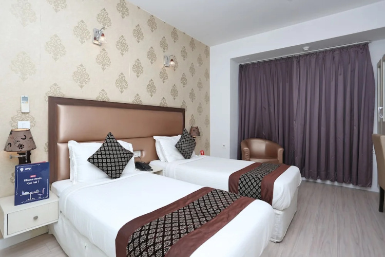 OYO 10965 Emblem Hotel