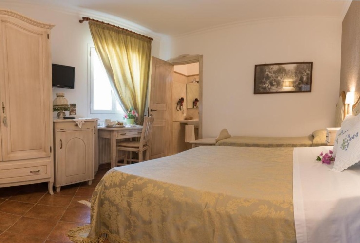 Standard Triple room