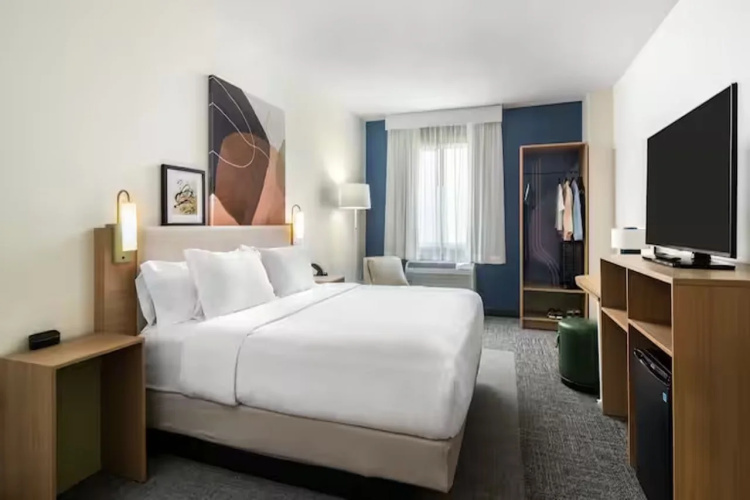 Holiday Inn Express Hotel & Suites Lansing-Leavenworth