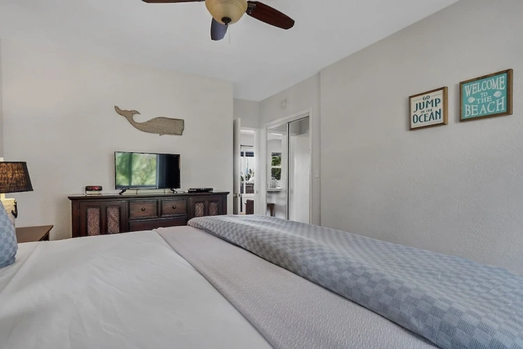 Deluxe Penthouse room with partial ocean view