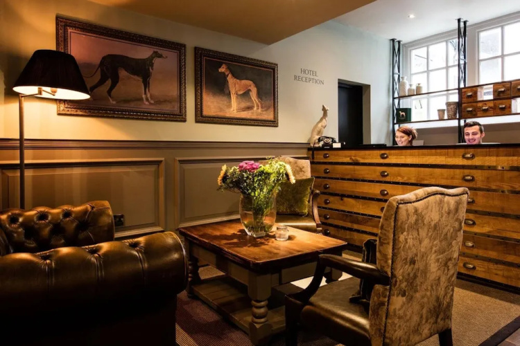 Greyhound Hotel