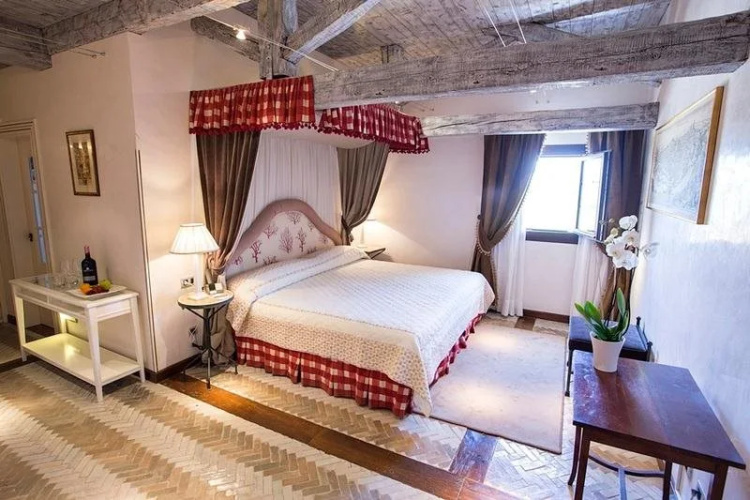 Hotel Chateau Pago De Cirsus