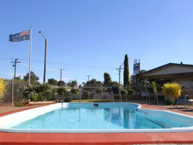 Crossroads Motel