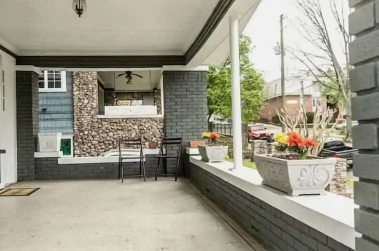 Trendy Lakeview Craftsman