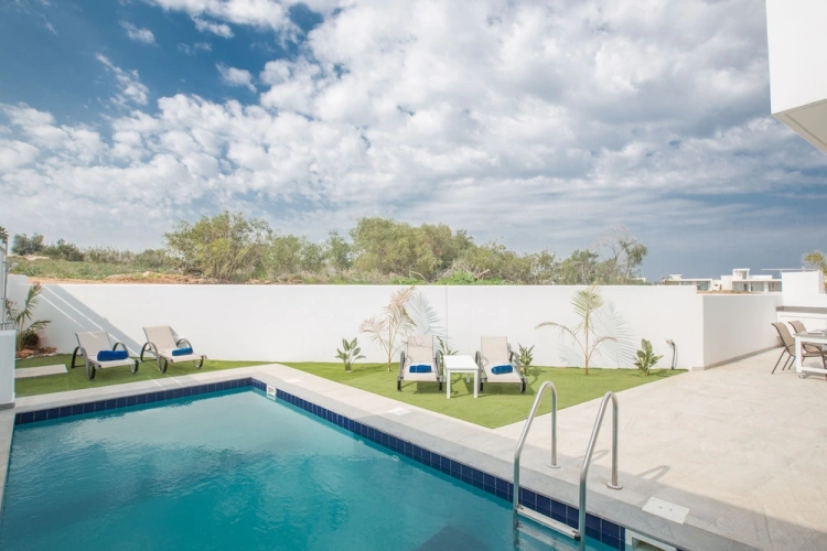 2 Bedrooms Villa