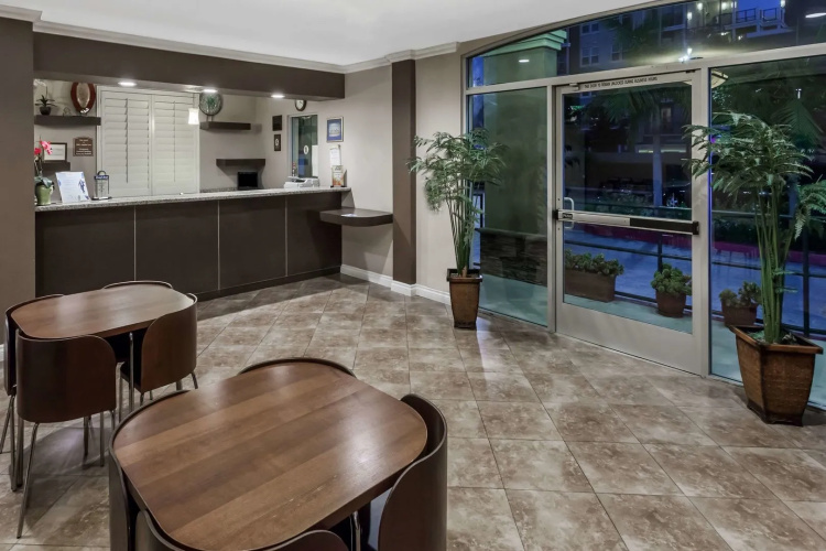 Harbor Inn & Suites