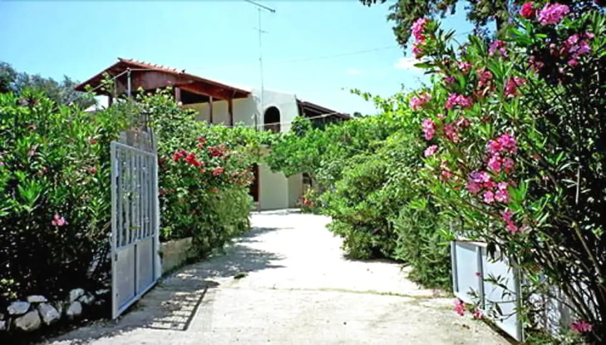 Aris Studios and Apartments