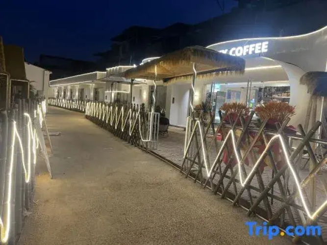 Mountain Courtyard-Style Hotel