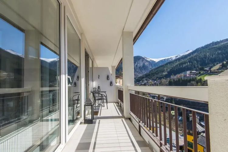 Spacious Apartment With Mountain View