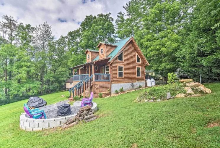 Maggie Valley Family Cabin w/ Porch & Fire Pit!