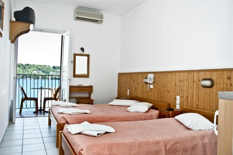 Standard Triple room with sea view