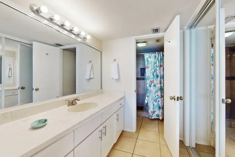 10th-floor 3BR Beachfront Condo w/ Views & Pool