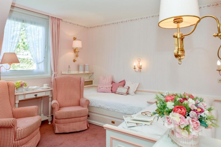 Standard Twin room with garden view