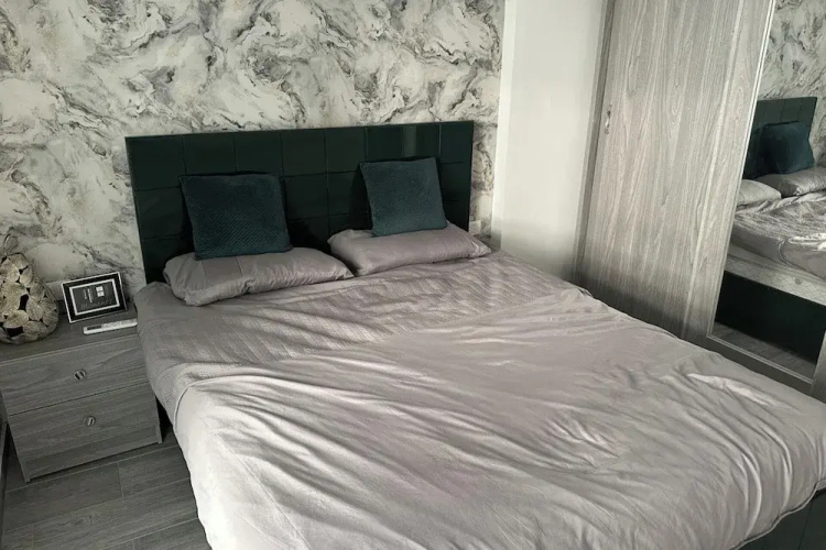 1 Bed Apartment Sleeps 2 - Communal Pool - Parking