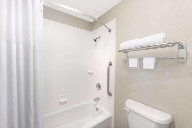 Days Inn by Wyndham Fairmont photo 8