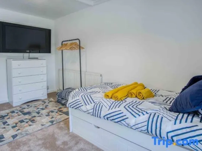 5 Bedrooms Apartment