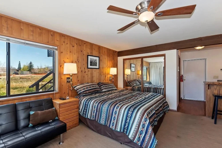 055 - Lakefront Ski Getaway