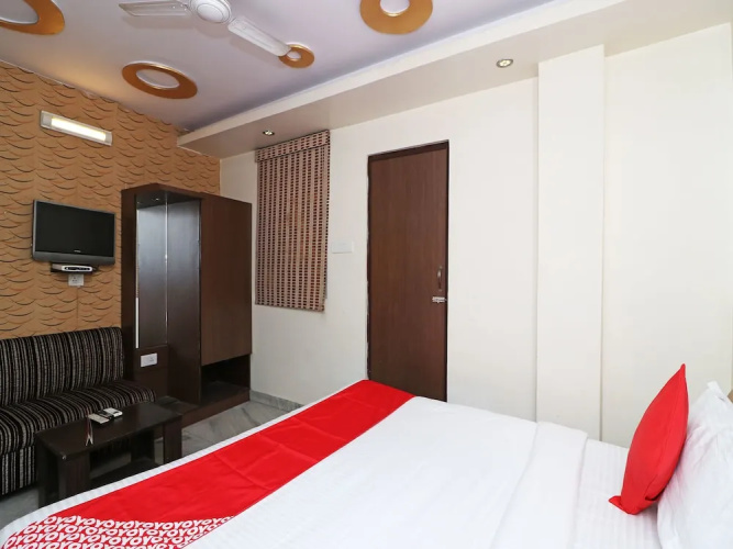 OYO 4011 Hotel Travellers Inn