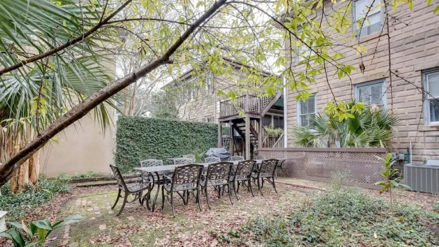 Comfortable Escape 2BR Historic Downtown
