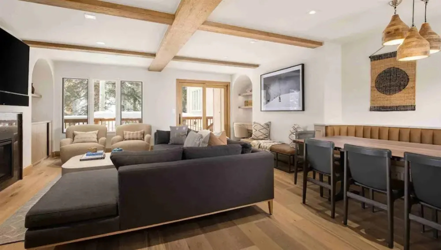 Vail Village Luxury 4 Bedroom, Steps to Slopes!