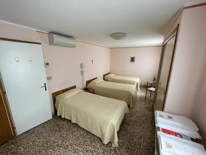 Standard Triple room with canal view