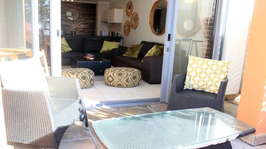 Sunlit Apartment Muizenberg Beachfront