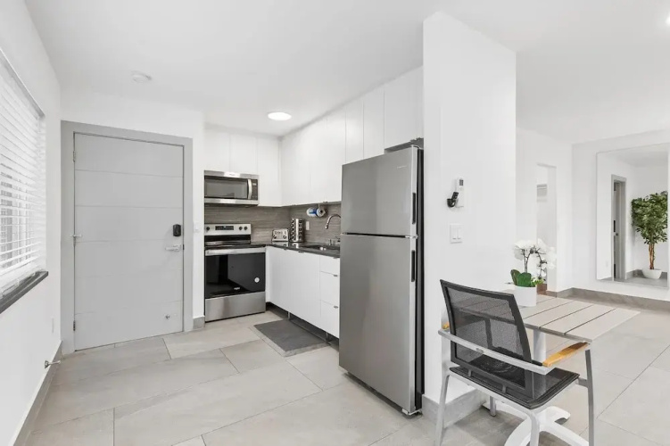 Unique Retreat - Unit D: Cool 2nd-floor Retreat