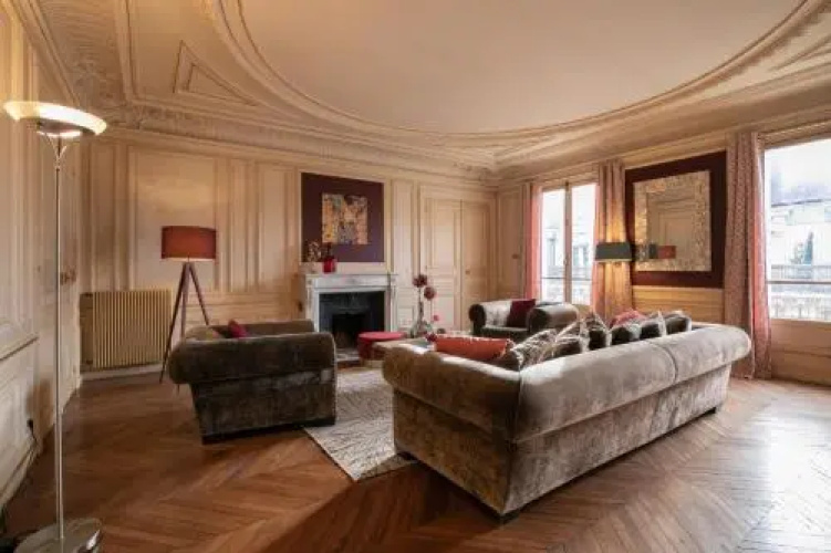 Montaigne Iii In Paris
