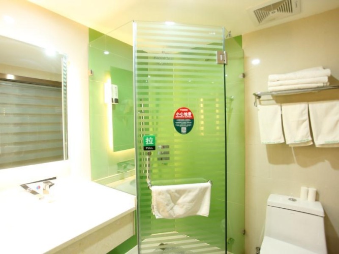 Standard Twin room with street view