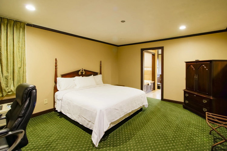 OYO Pinewood Inn & Suites Silsbee