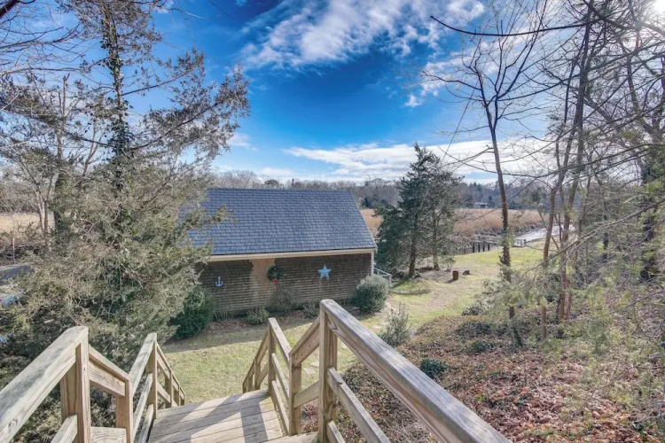 Riverfront Kingston Cottage w/ Deck, 2 Mi to Beach