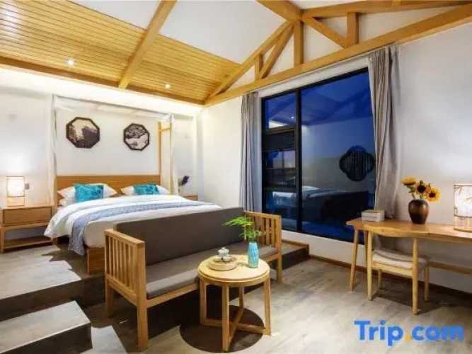 Suite with courtyard view