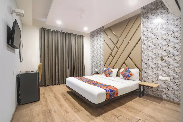 FabHotel Novis Stayz