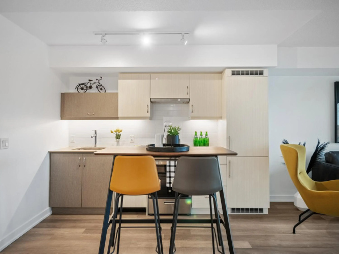 Sleek 1BR + office Condo - CN Tower/Skyline view