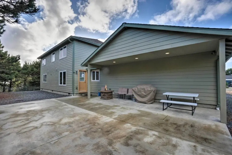 Spacious Bandon Getaway - 2 Blocks to Ocean!
