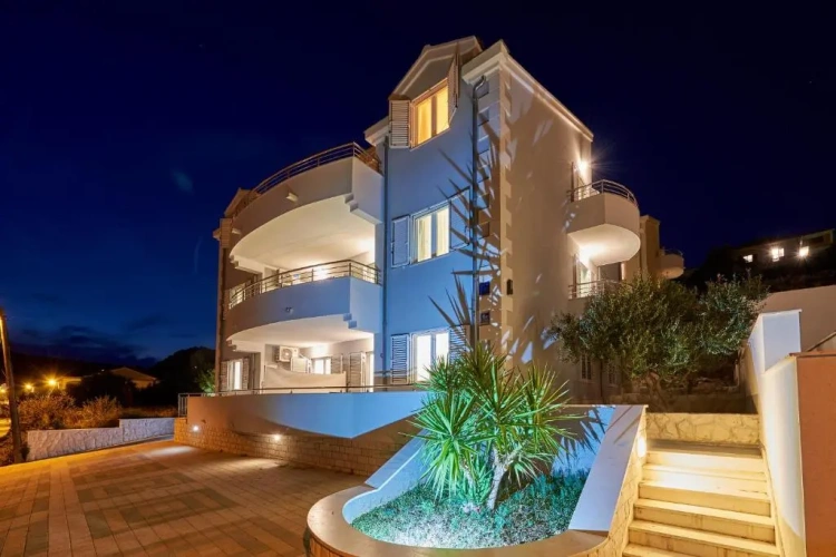 2 Bedrooms Apartment with balcony and with sea view
