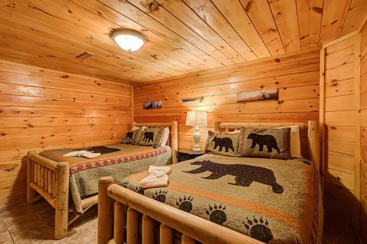 Peaceful 4bed/3.5bath Luxury Cabin, Hot tub!