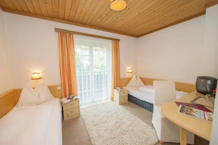 Standard Twin room with balcony
