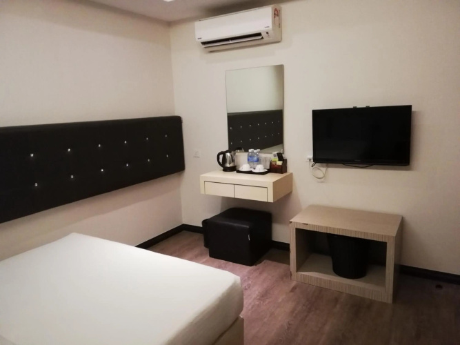 Ease Hotel