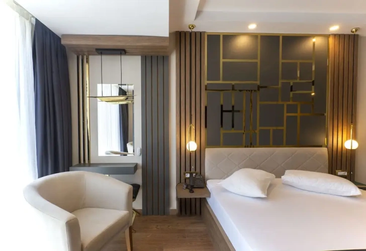 Deluxe Suite with lake view