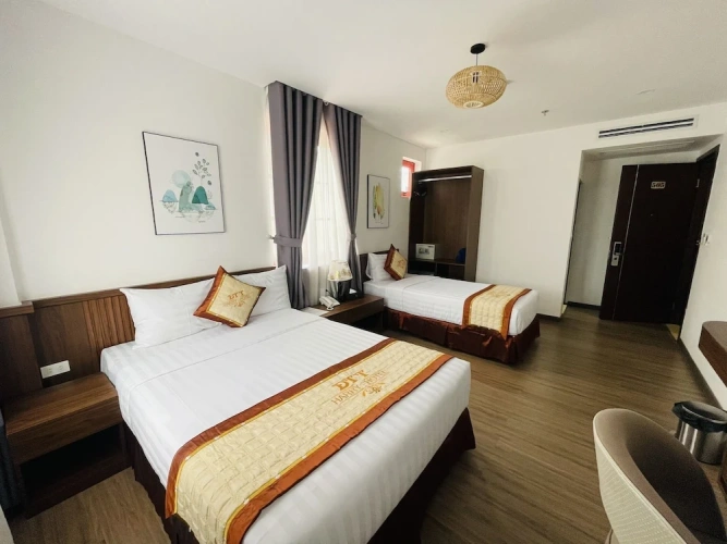Deluxe Triple room with city view