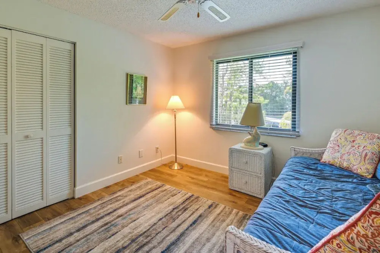 3 Mi to Beaches: Naples Condo w/ Pool Access!