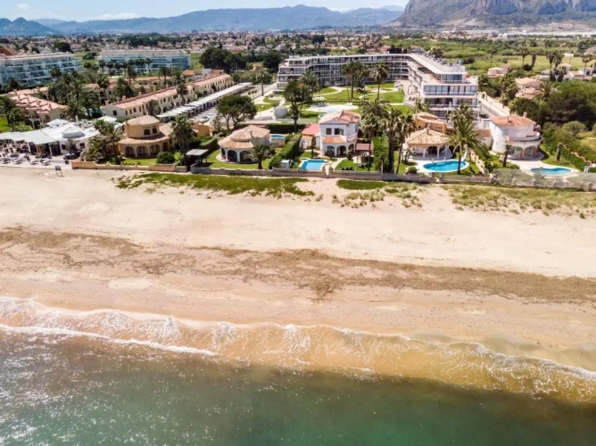 6 Bedrooms Villa