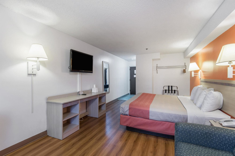 Motel 6 Lawrence, KS