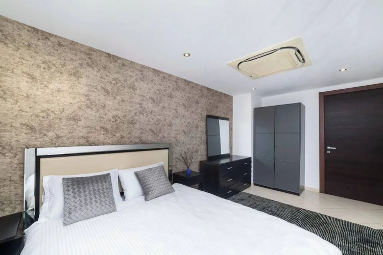 Modern 3bdr Apt at Villaggio - Rooftop Pool & Skybar