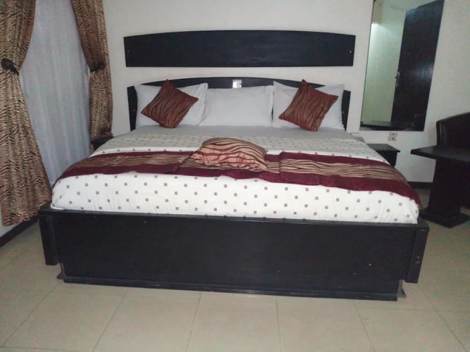 Roneks Royal Hotel & Suites