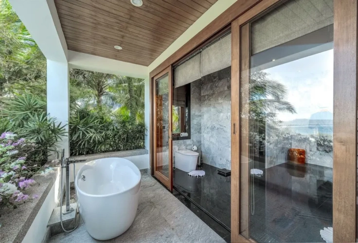 5 Bedrooms Villa