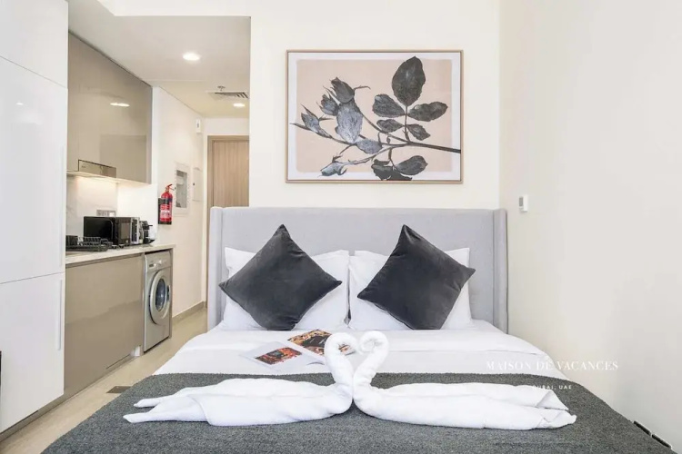 Large Balcony Studio 10 Minutes From Dubai Mall