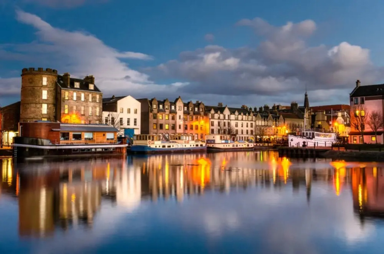 Arty 2 Bedroom Flat By Leith Shore