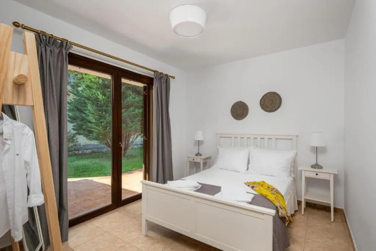 3 Roses Residence